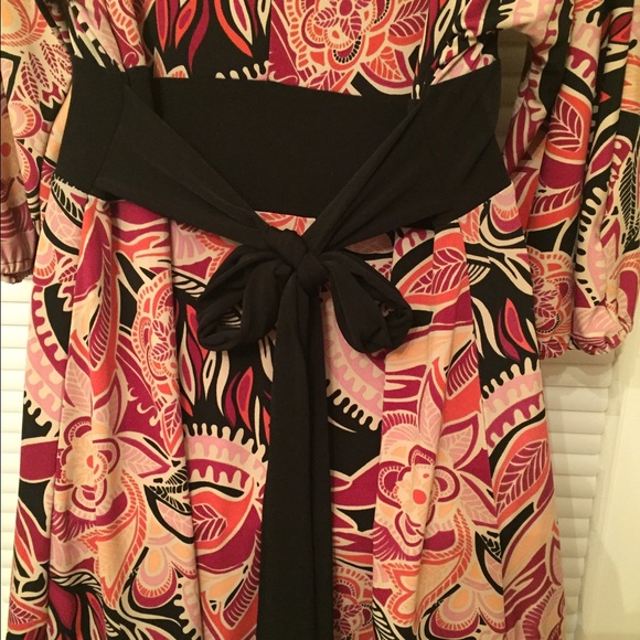 BEAUTIFUL multi-colored v-neck dress. - Picture 3 of 4